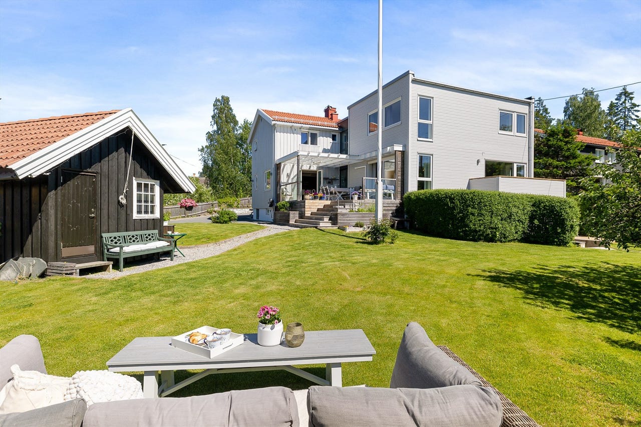 Påkostet og moderne. Renovert og tilbygget 2016/2018. Høyt og fritt. Solrik, idyllisk hjørnetomt. Hybel. Dobbelgarasje