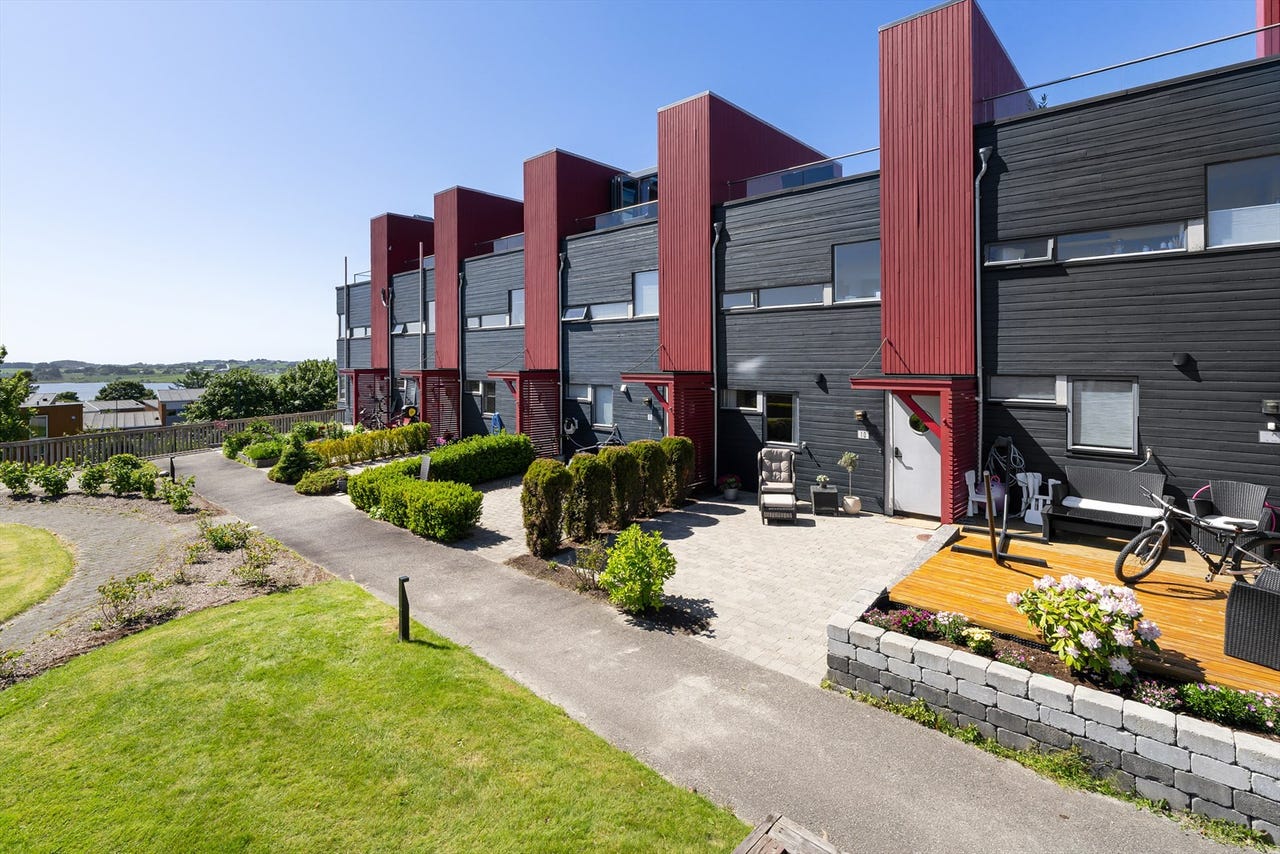 Hafrsfjord Panorama - Flott rekkehus med privat takterrasse, nydelig utsikt og gode solforhold | Parkering i anlegg