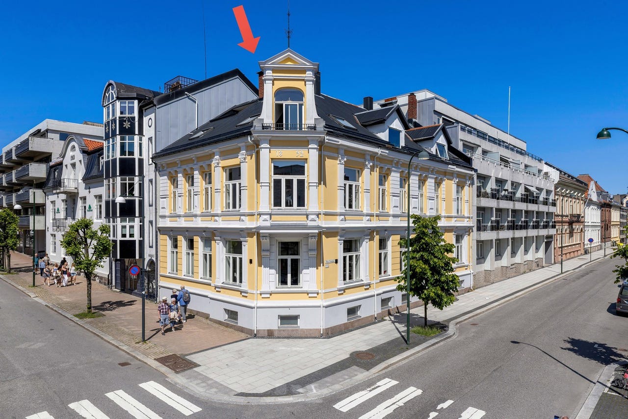Herskapelig hjørneleilighet i ærverdig bygård-Heis-Garasje-Takhøyde-Nyrenovert fasade-Solrike balkonger-Noe sjøutsikt!
