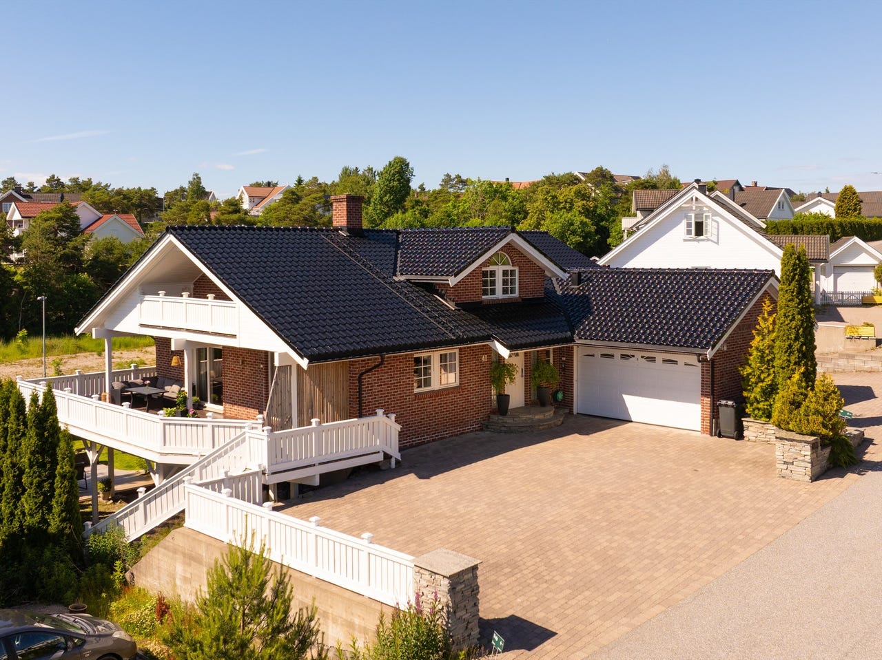 Stor og tidløs teglsteinsvilla fra 2002 med utleiedel og skjermet hage. 2 bad og 7 soverom i hoveddel. Garasje. Solrikt.