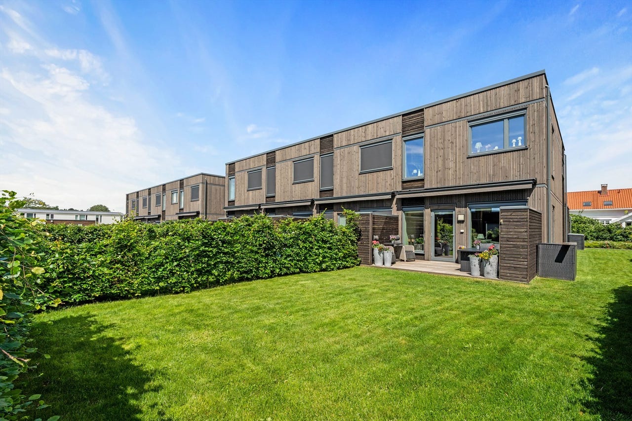 Enderekkehus m/3 sov. og 2 bad - Future Living standard | God intern beliggenhet - sørvendt terrasse og hage | Carport