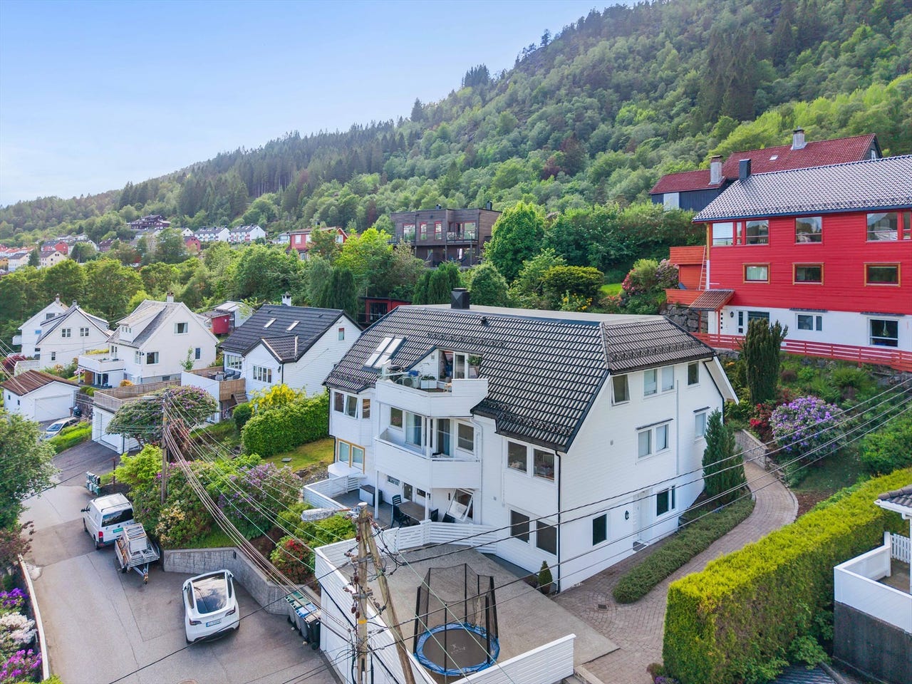 Moderne 4-roms leilighet, praktisk planløsning, stor balkong m/ gode solforhold, flott utsikt og garasjeplass med lader