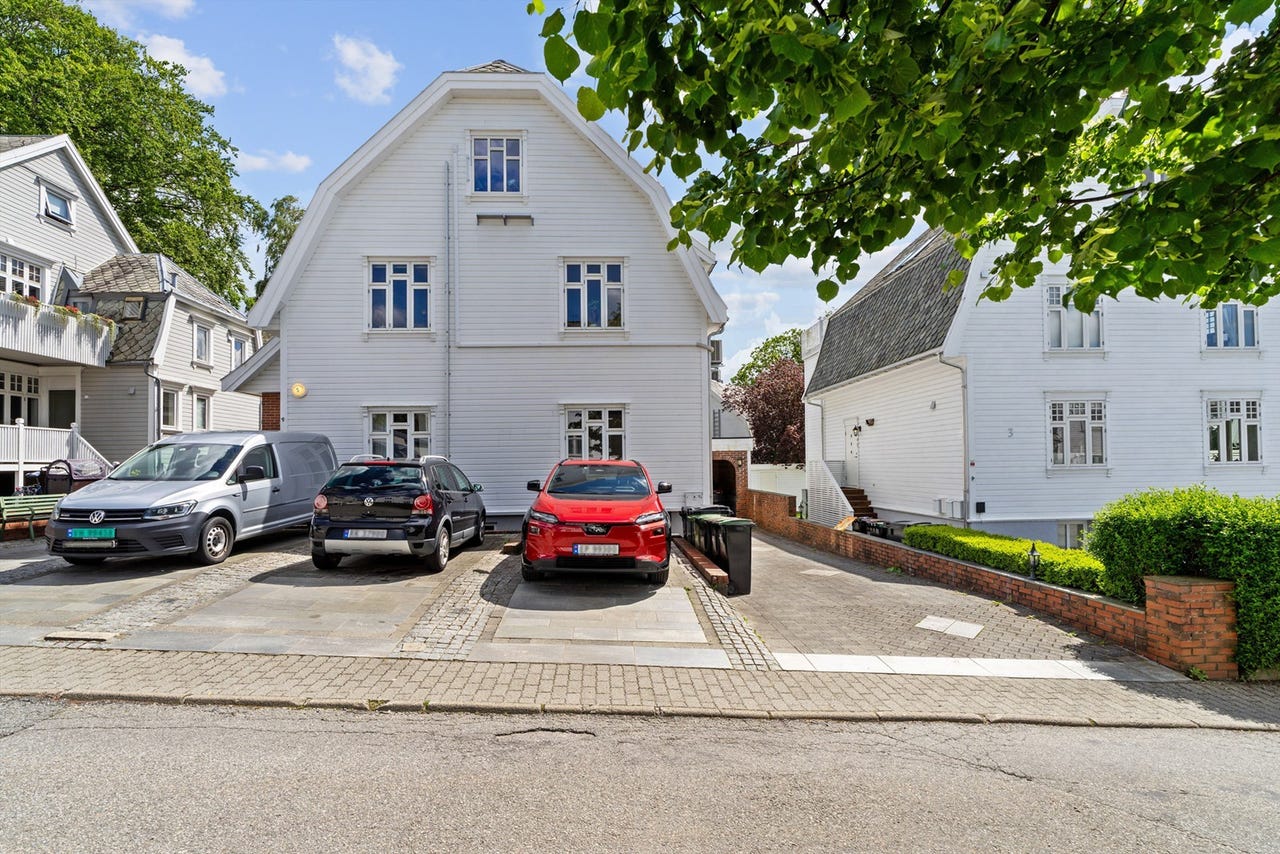 Sentral leilighet på Storhaug med egen uteplass med gode solforhold | Parkering med elbil lader