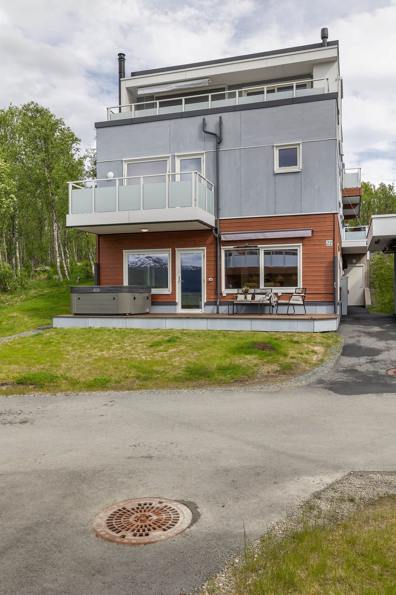 Lys og moderne 4 roms leilighet med carport og stor terrasse