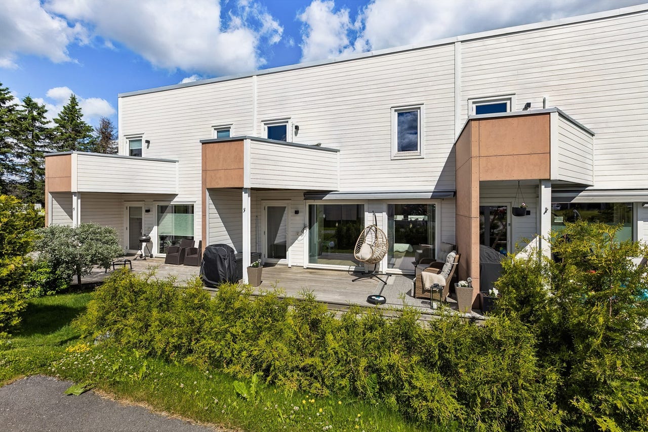 Rekkehus fra 2017 med 3 soverom og garasje | Sørvendt terrasse og balkong | Sentralt på Årnes med turmuligheter
