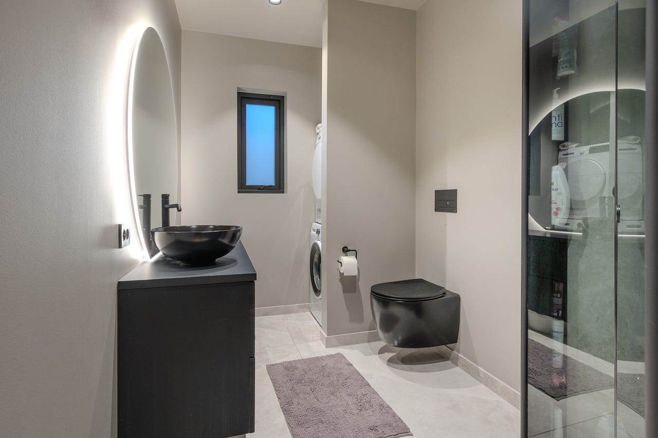 Stilrent bad/vaskerom med vannbåren varme og ventilasjon