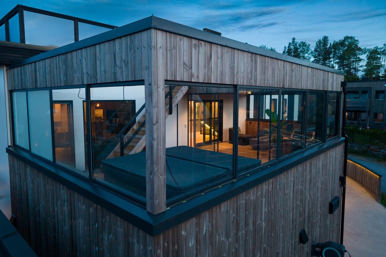 Delvis innglasset terrasse over garasjen