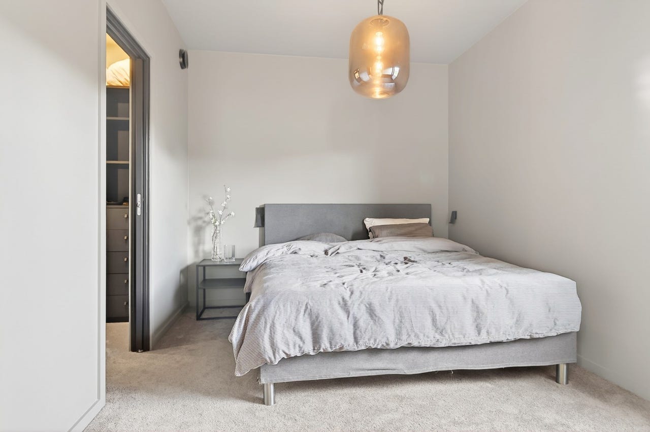 Hovedsoverom med eget bad og skyvedør til walk-in garderobe