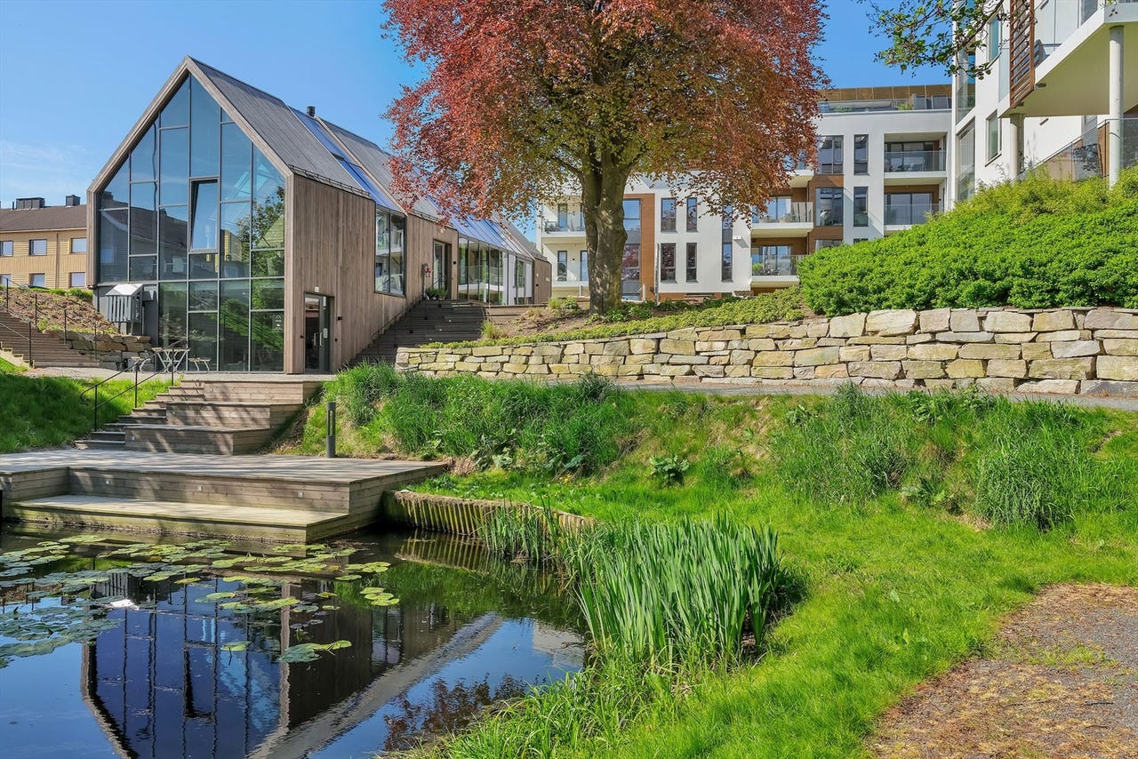Fellesrommet ligger vakkert til ved Prestebekken