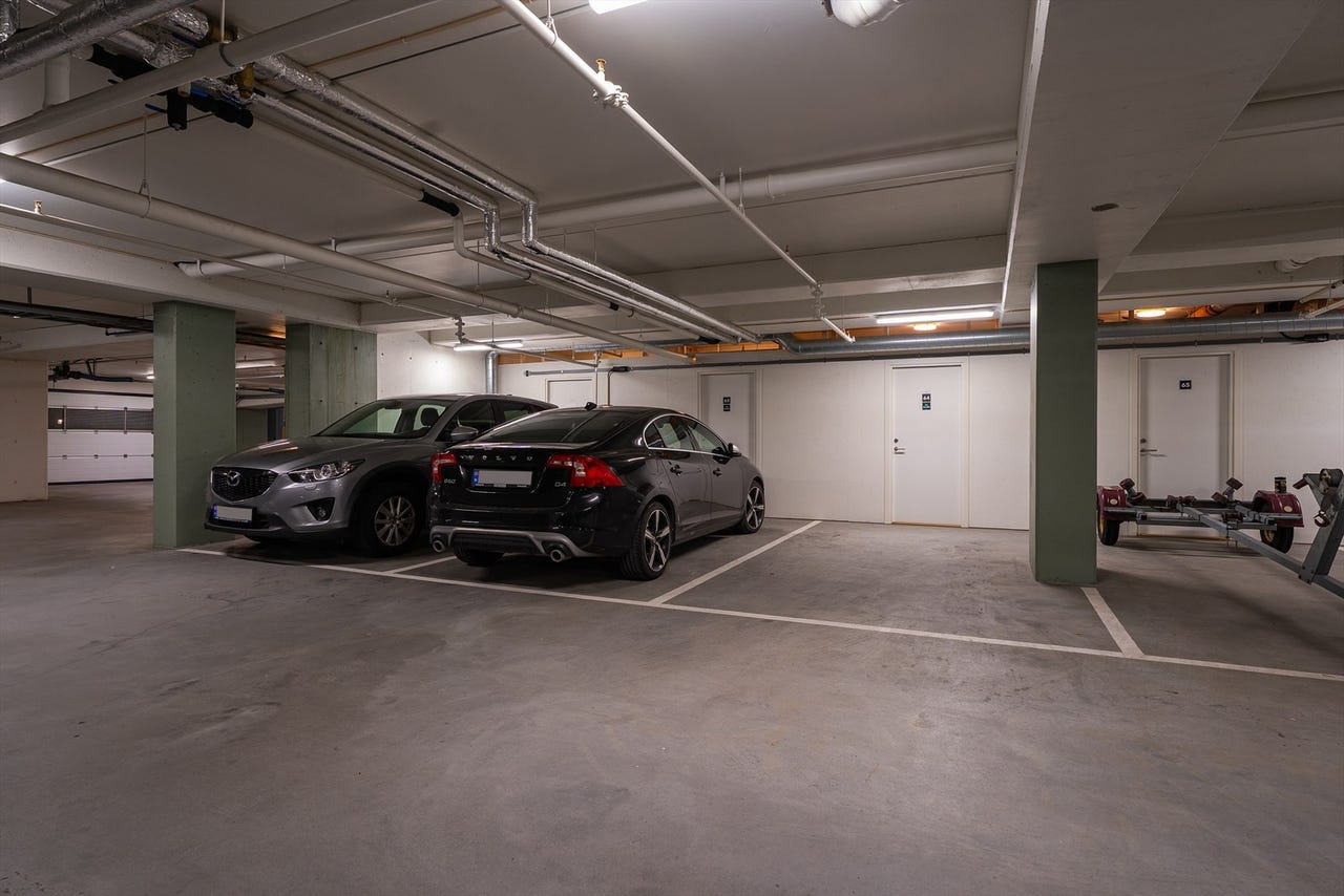 Mulighet for å kjøpe p-plass. Egen vaskehall og gjesteparkering i kjeller.