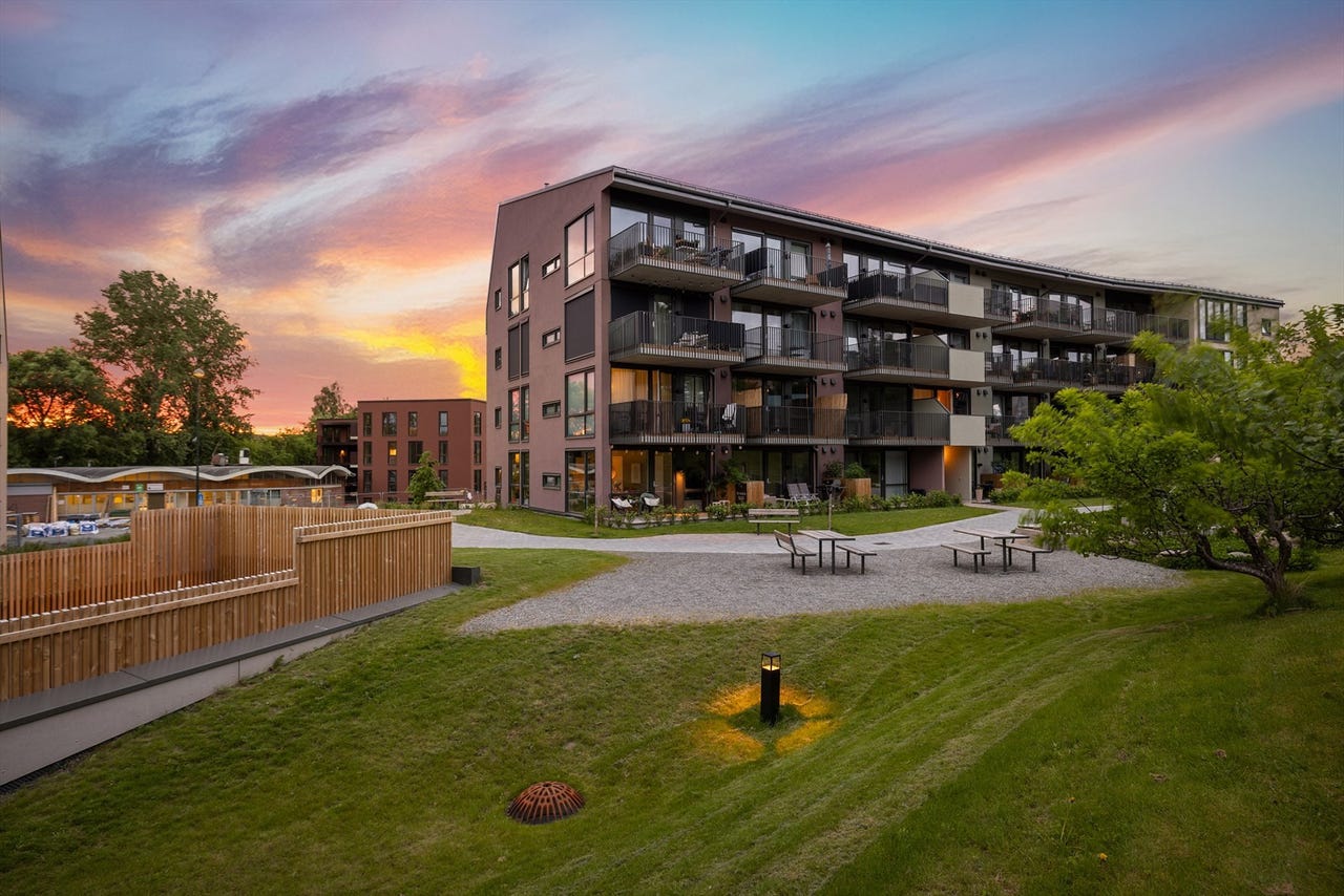 Strøken og lekker 4-roms selveierleilighet fra 2025 | Sørvendt terrasse & 2 bad | Parkering | Sentralt | Fjernvarme