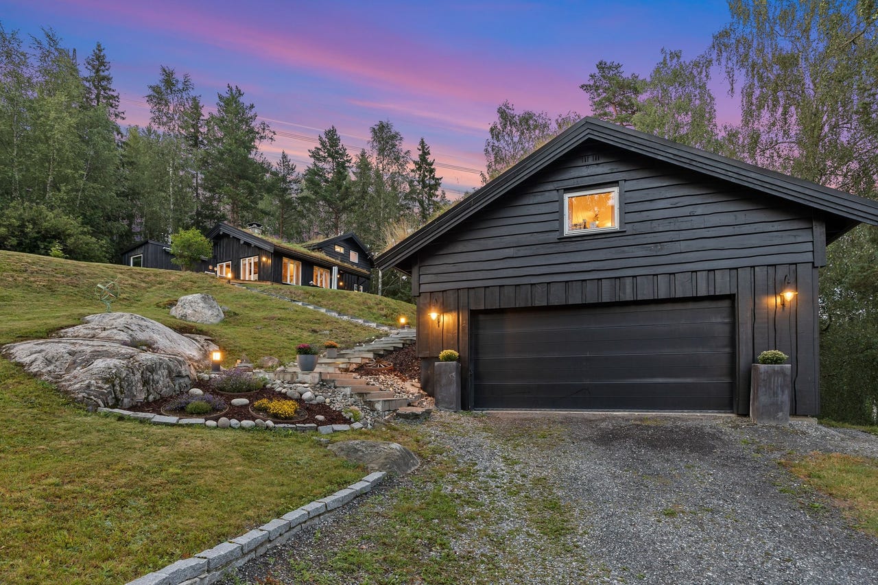Meget sjelden og solrik eiendom, romslig lettstelt tomt, idyllisk utsikt, sjarmerende bolig med stor dobbel garasje.