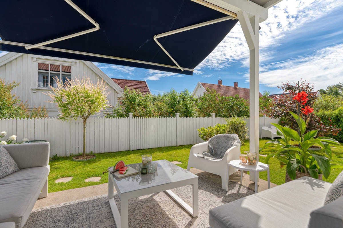 Hage/terrasse ut fra stuen