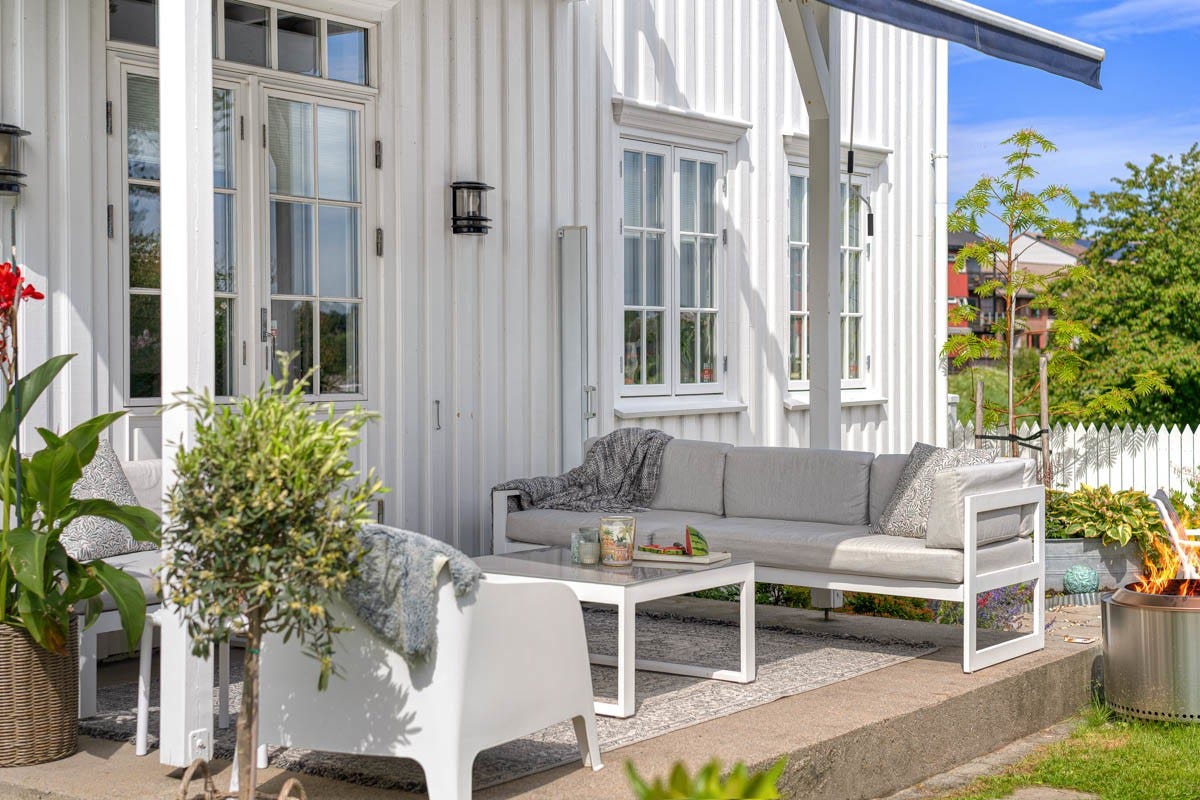 Hage/terrasse ut fra stuen