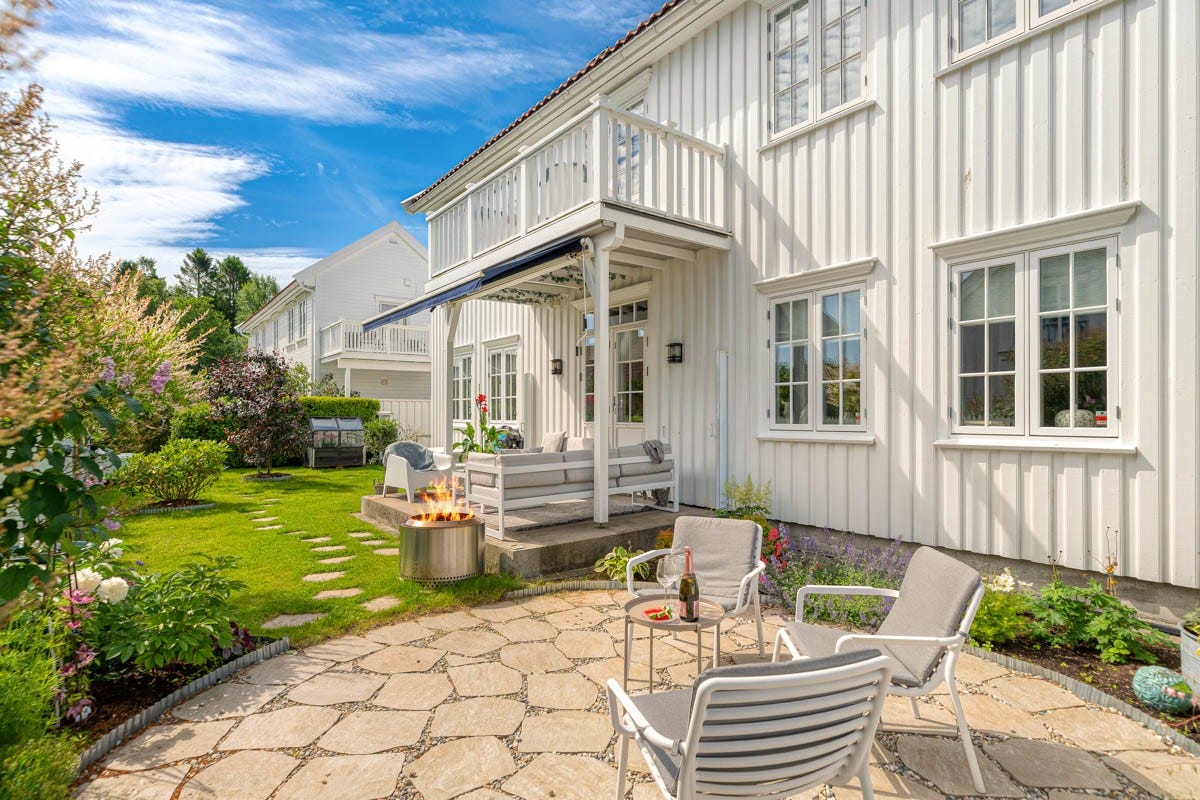 Hage/terrasse ut fra stuen