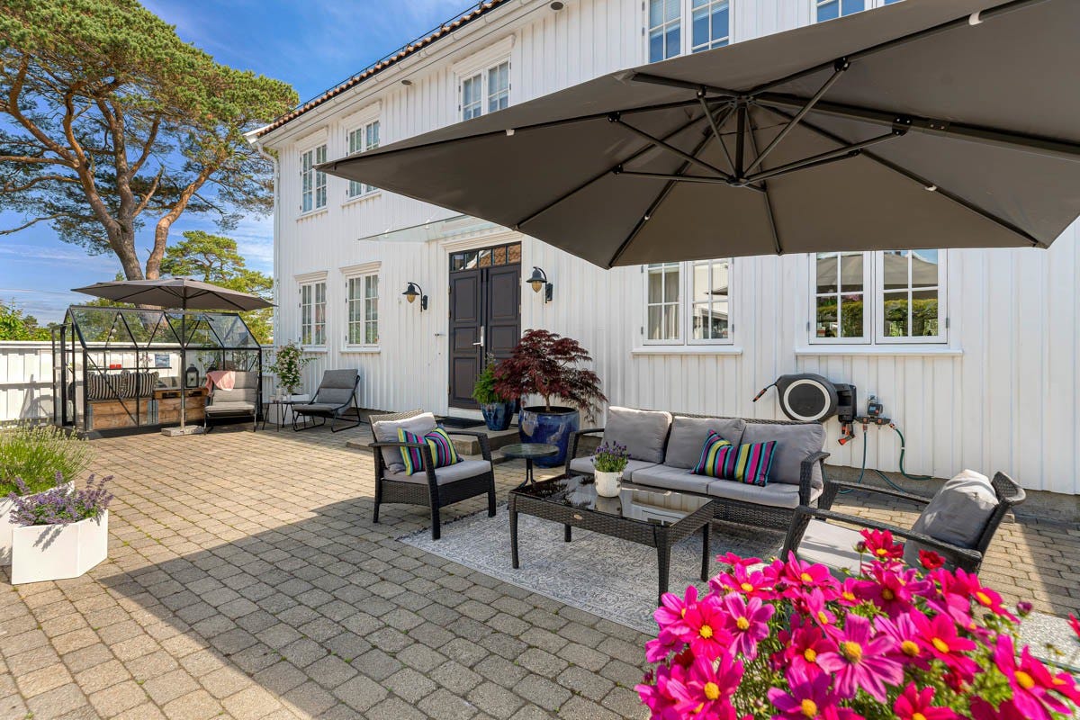 Pent opparbeidet uteområde ved inngangspartiet