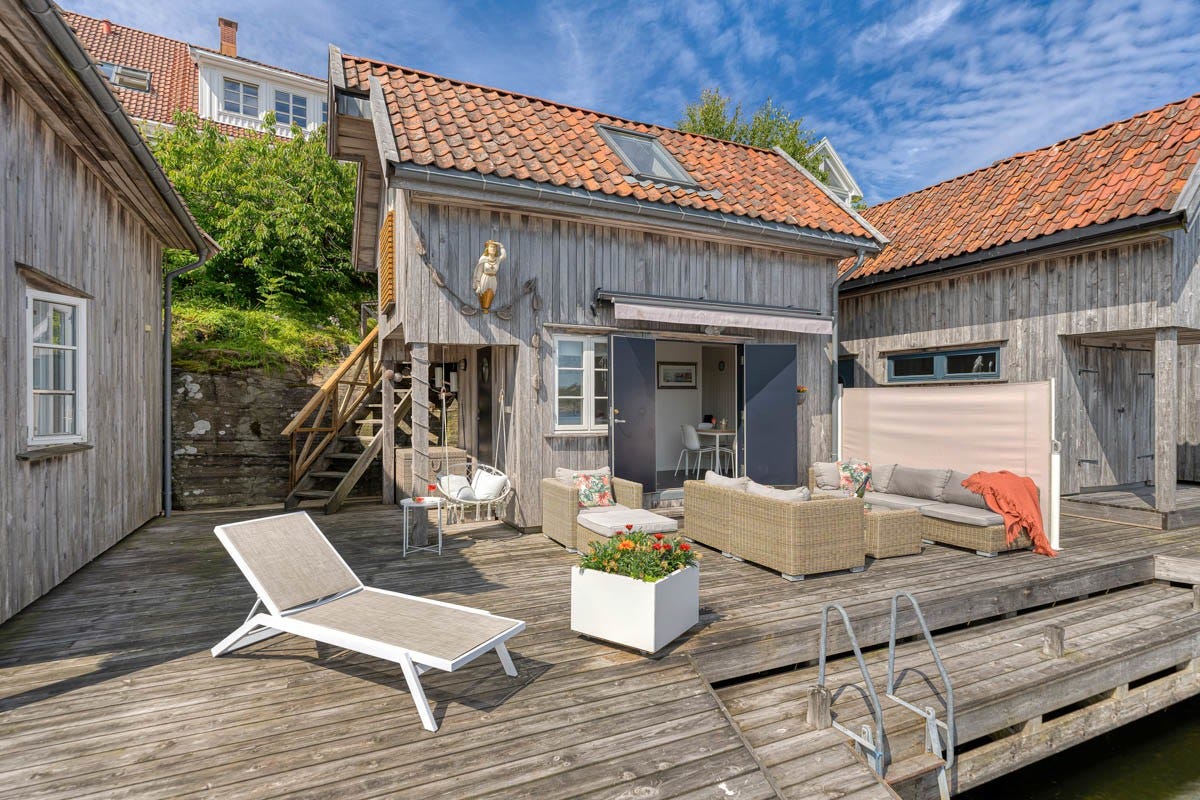 Sjøbu og bryggeplass nede ved sjøen
