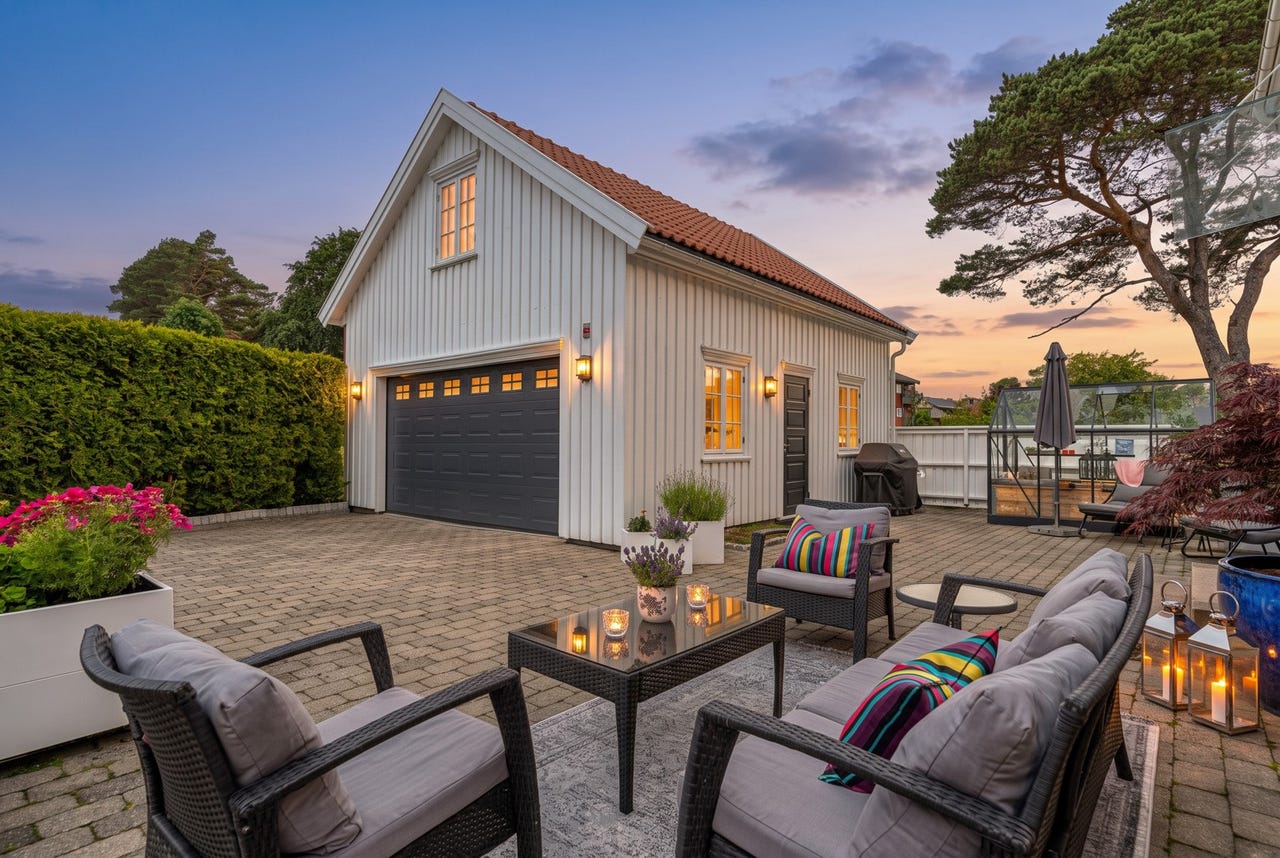 Dobbel garasje med loft og ny port/portåpner (AI generert kveldsbilde)