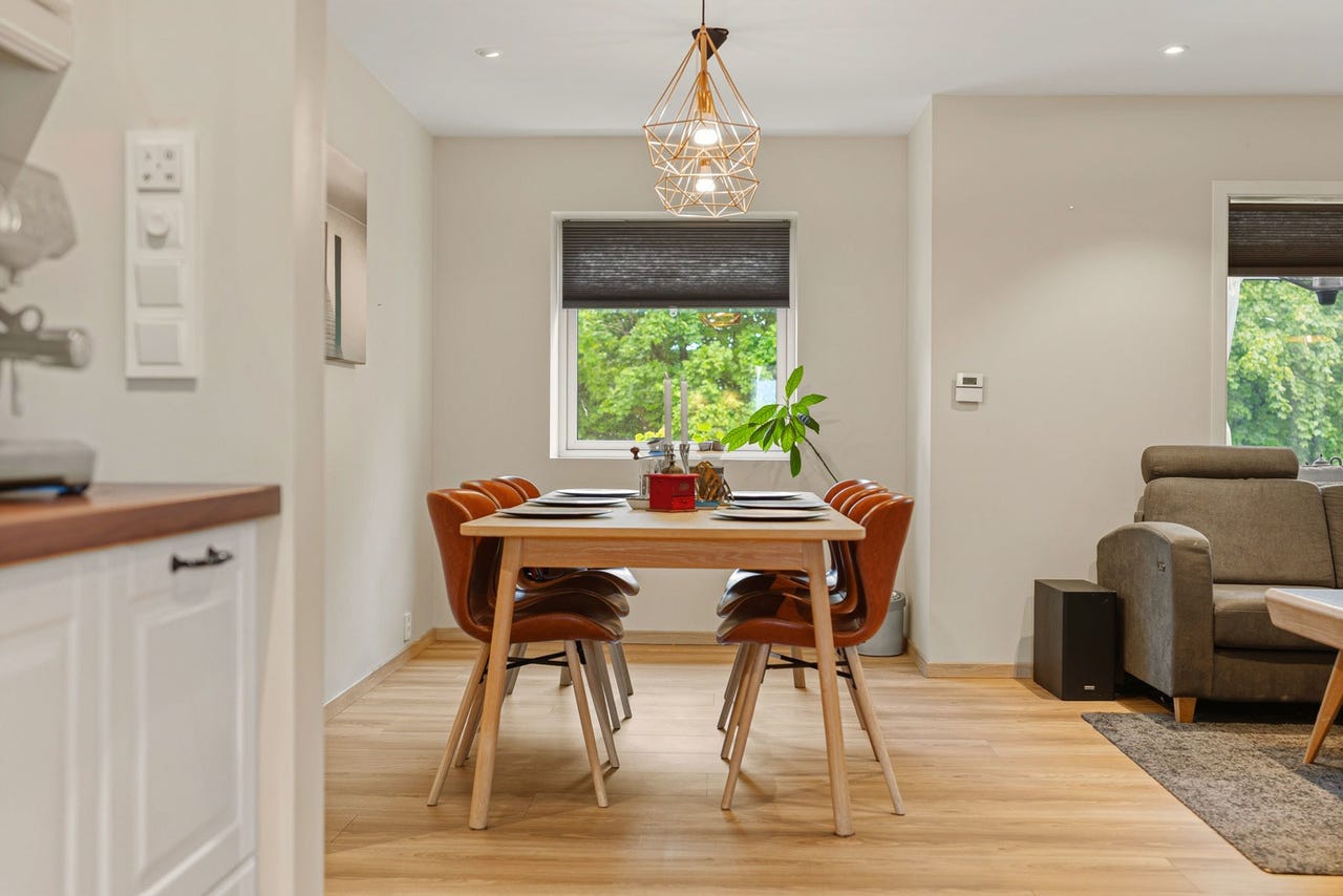 God plass til stort spisestuebord