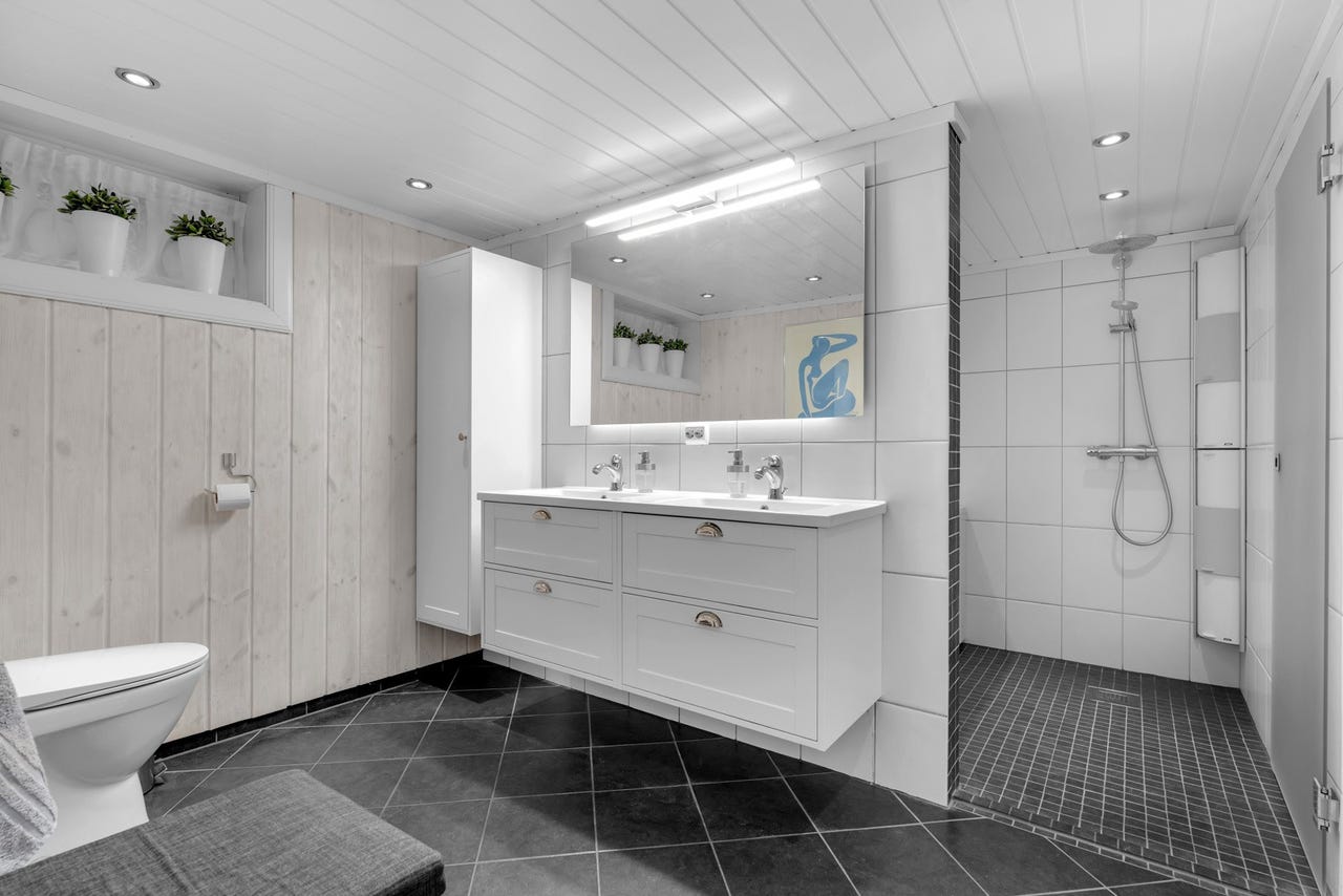 Stort bad i u.etg med både dusj og badekar.