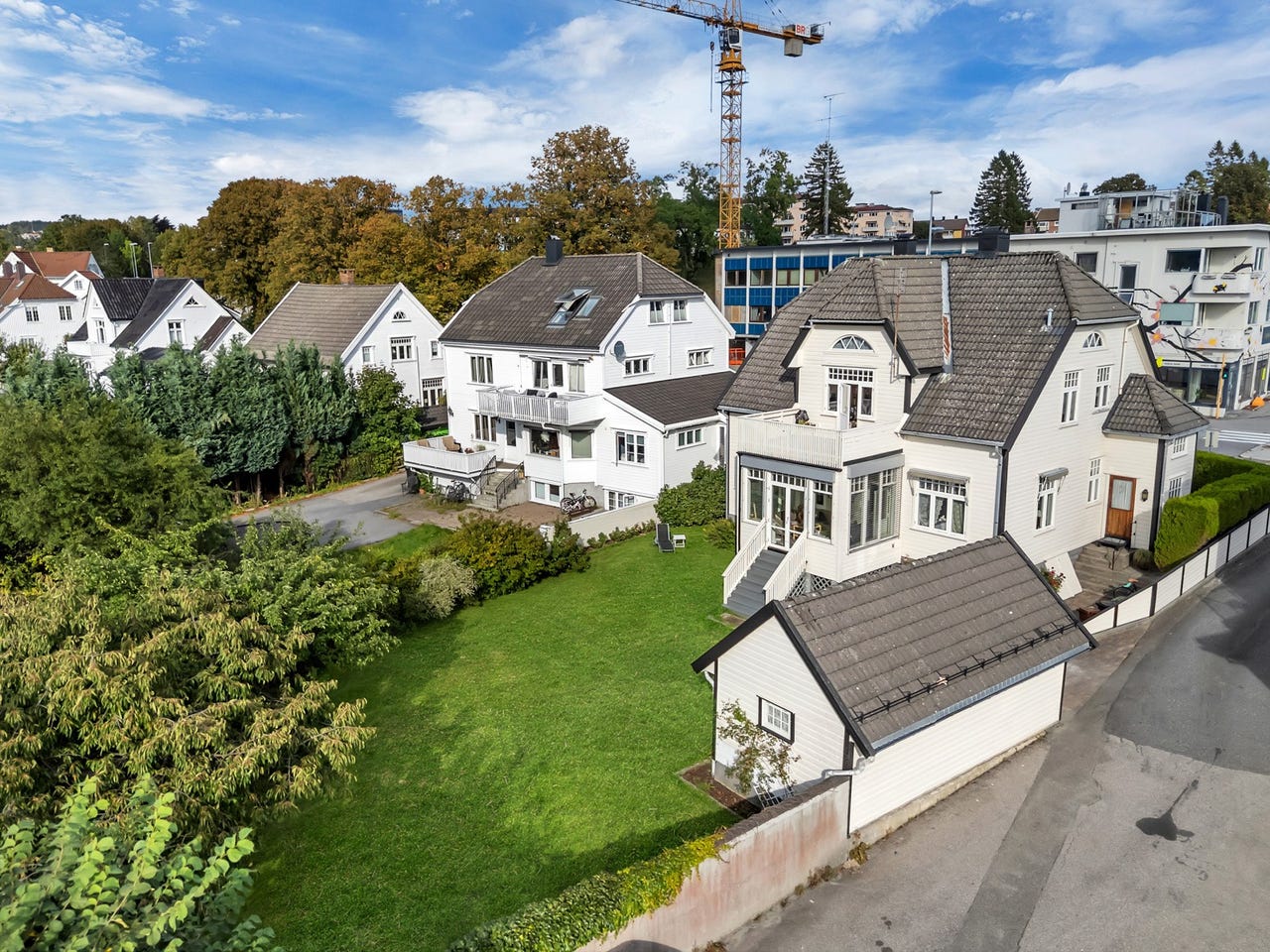 Bolig og hage sett fra sydvest.