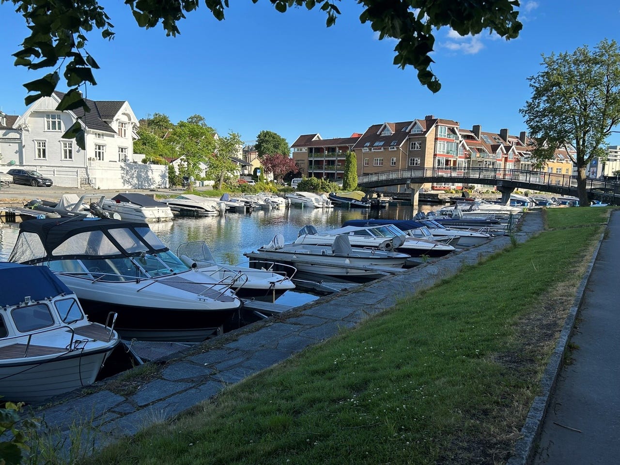Fra boligen er det kun 300 meter til koselig småbåthavn på Nedre Lund. Herfra er det