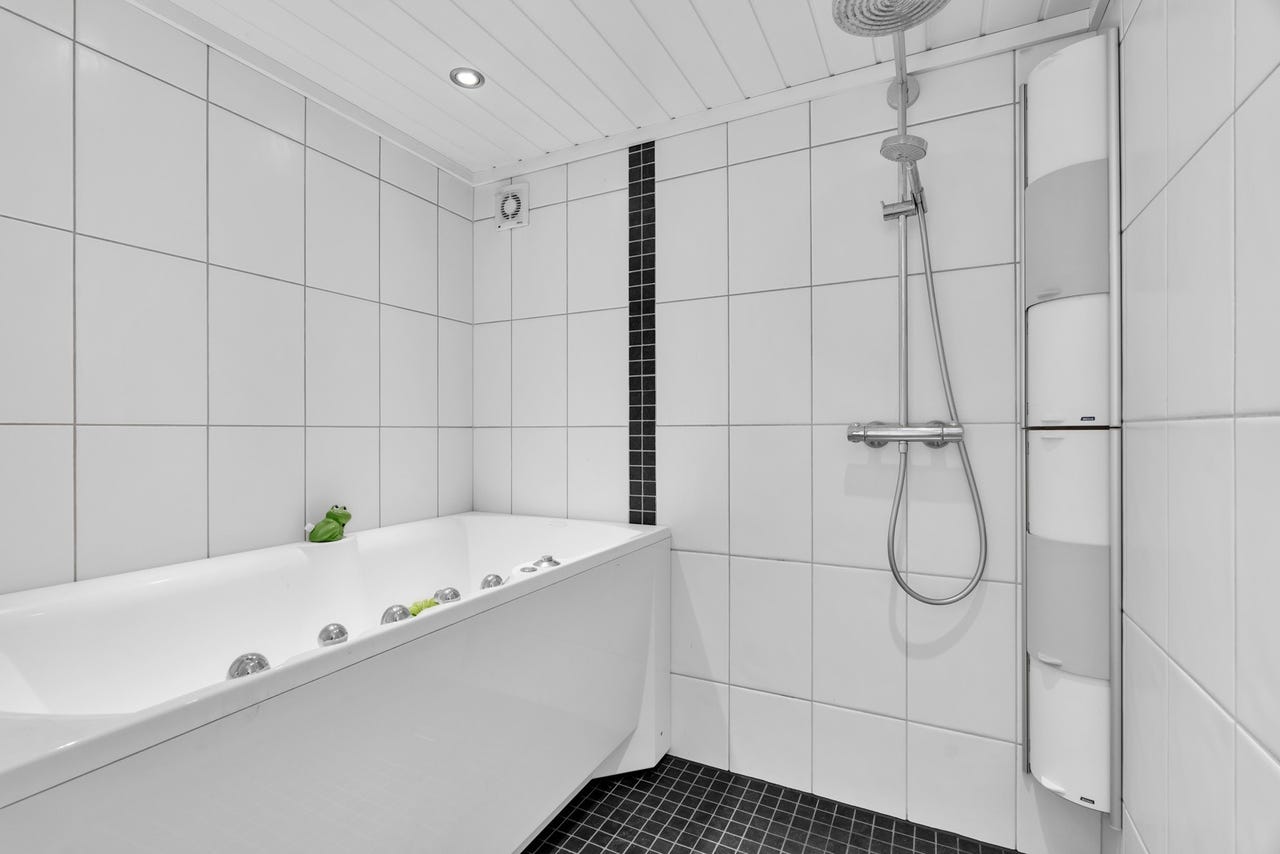 Stort bad i u.etg med både dusj og badekar.