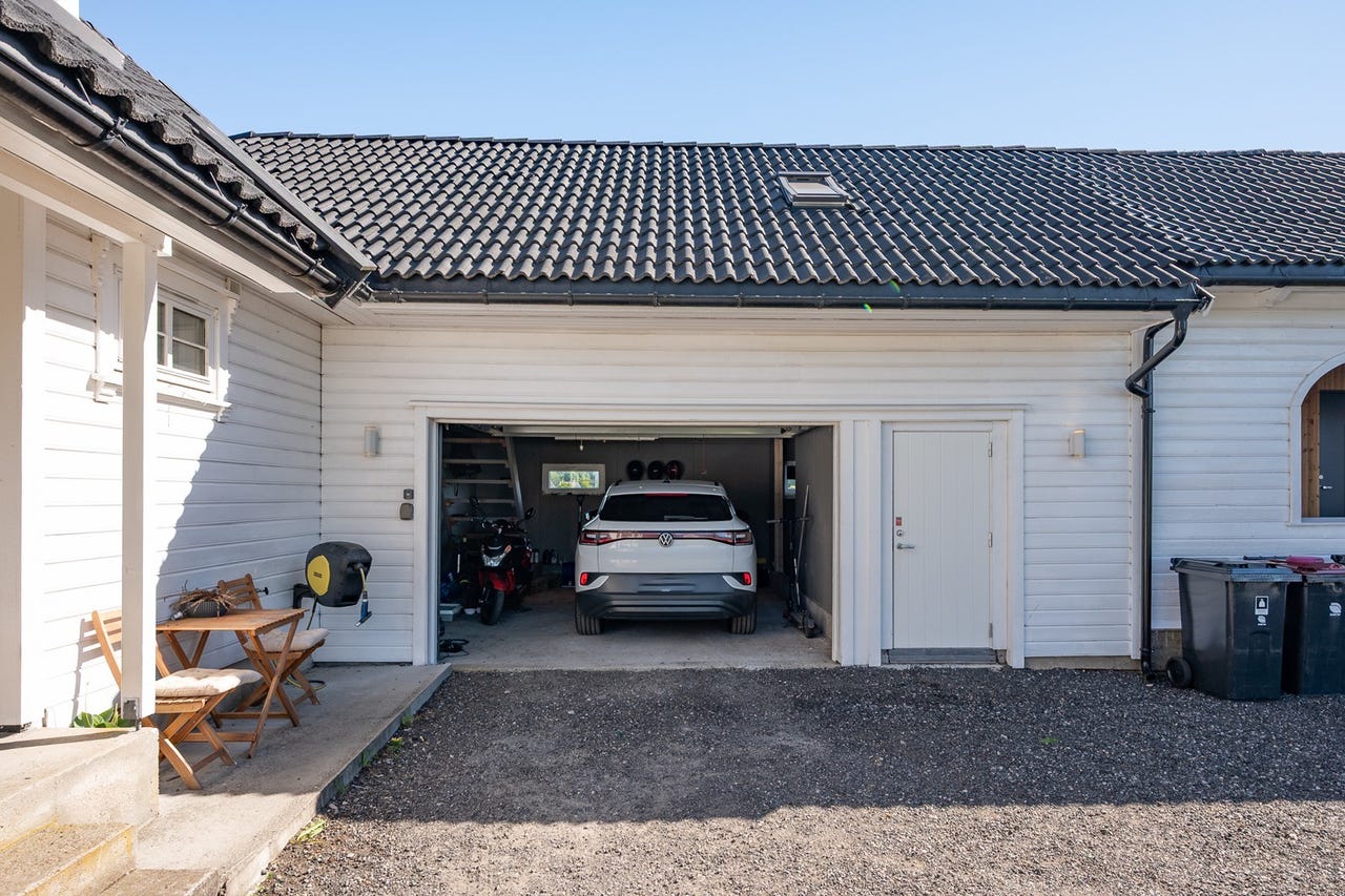 Egen entré og trapper til innredet loft med kontor, gang og bod