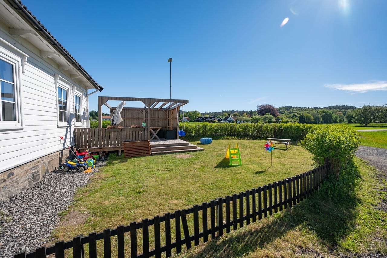 Skjermet terrasse og lettstelt hage