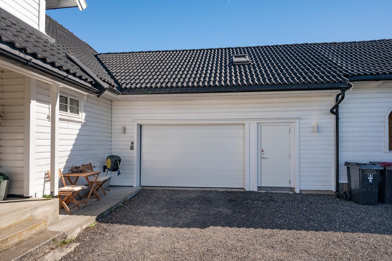 Kårboligen har garasje med automatisk port og lader