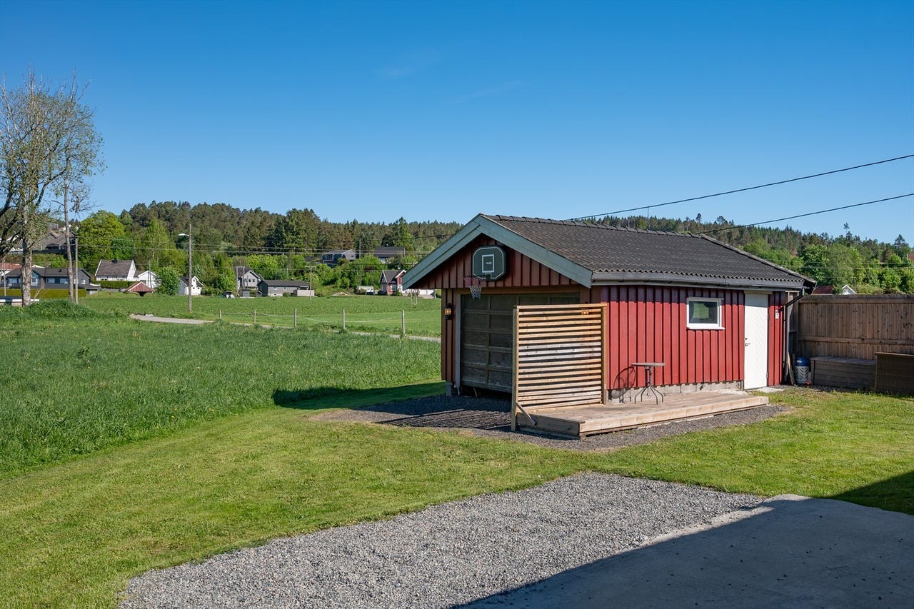 Frittliggende redskapsbod/garasje