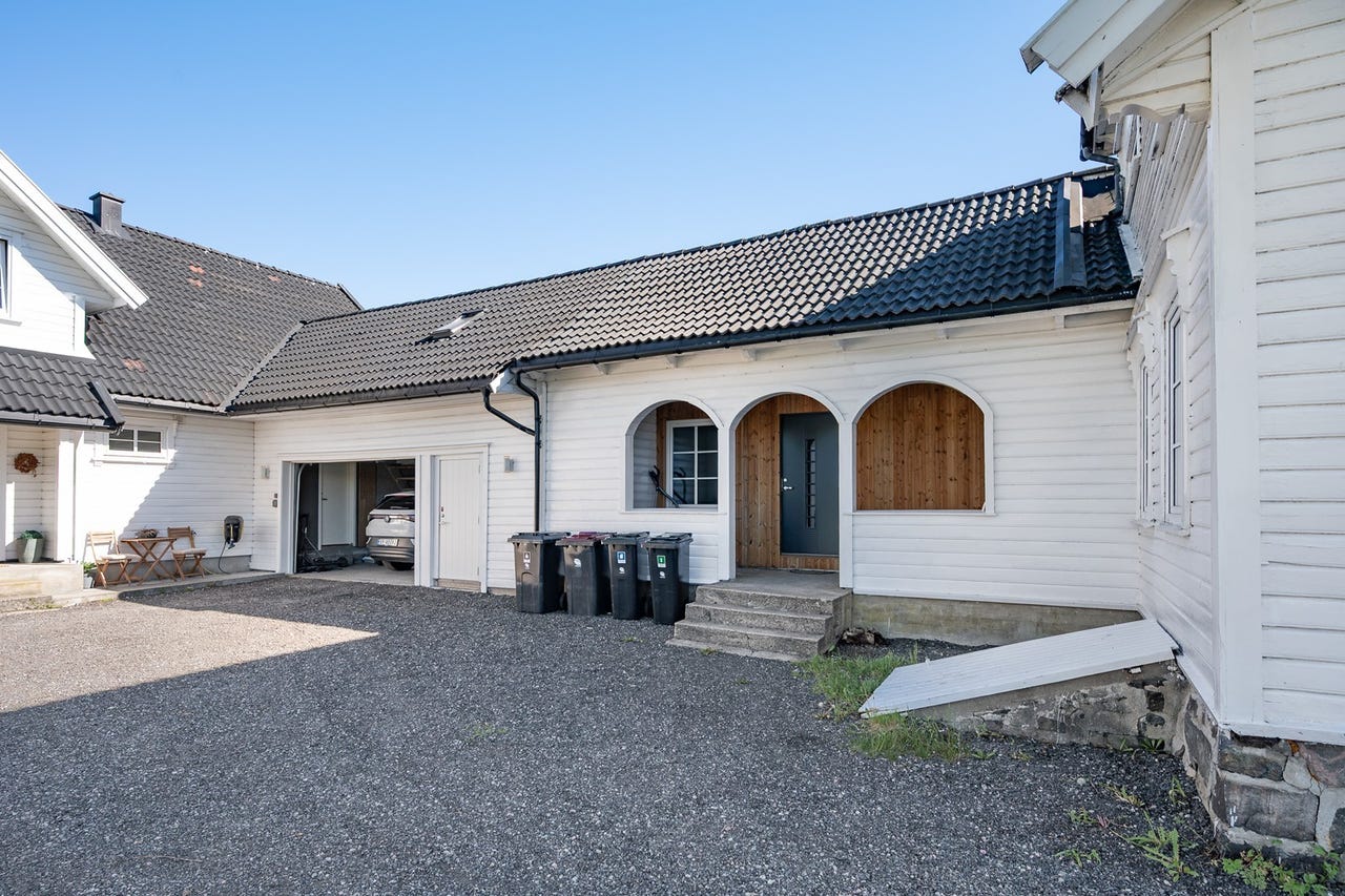 Våningshuset har utvendig adkomst til kjeller