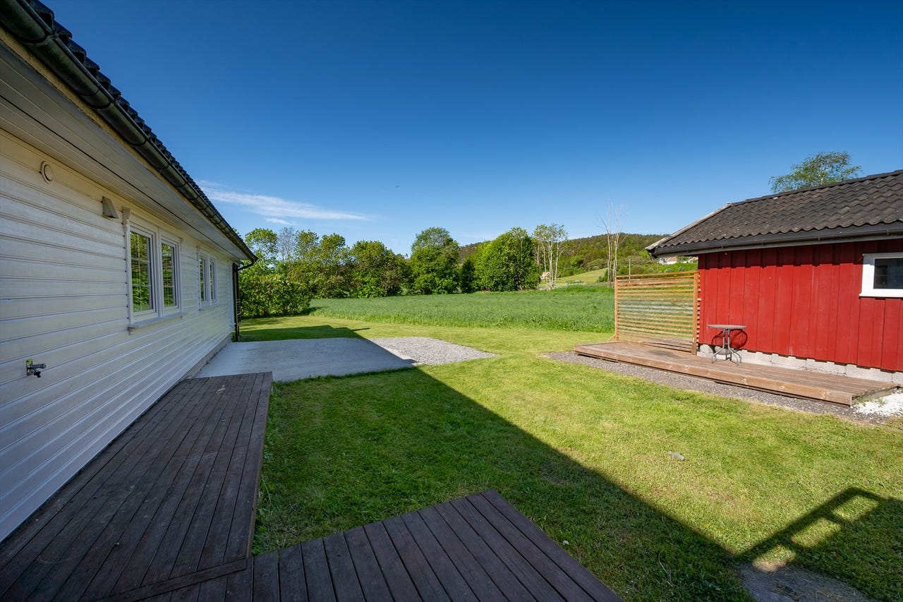 Vestvendt terrasse med kveldssol