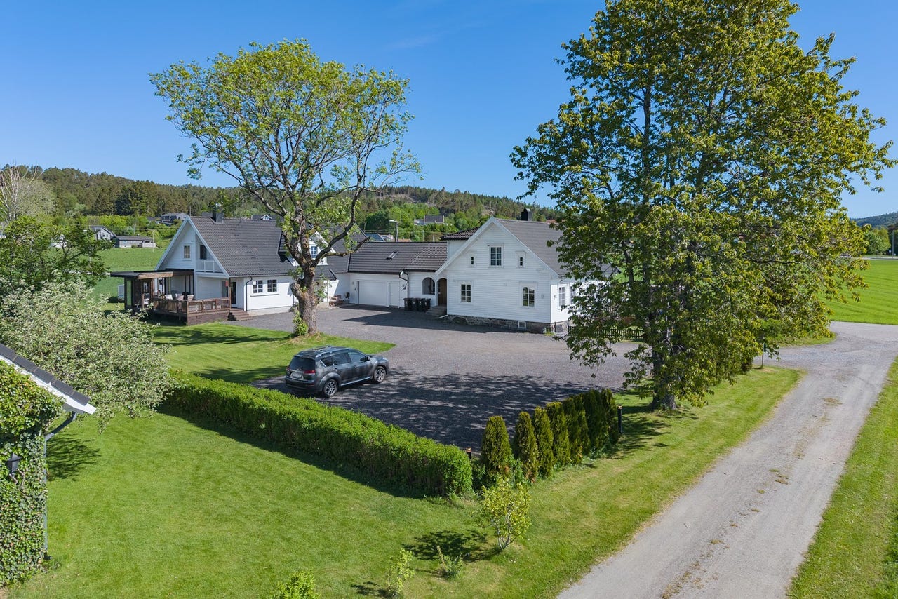 Velstelt og etablert gårdstun på 2 dekar