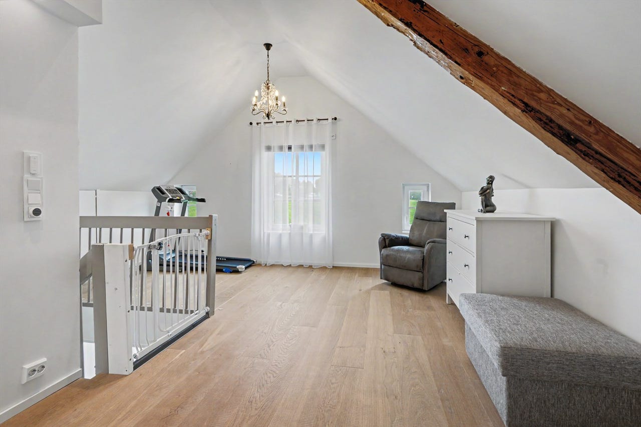 Loftstue med fin blanding av gammelt- og nytt