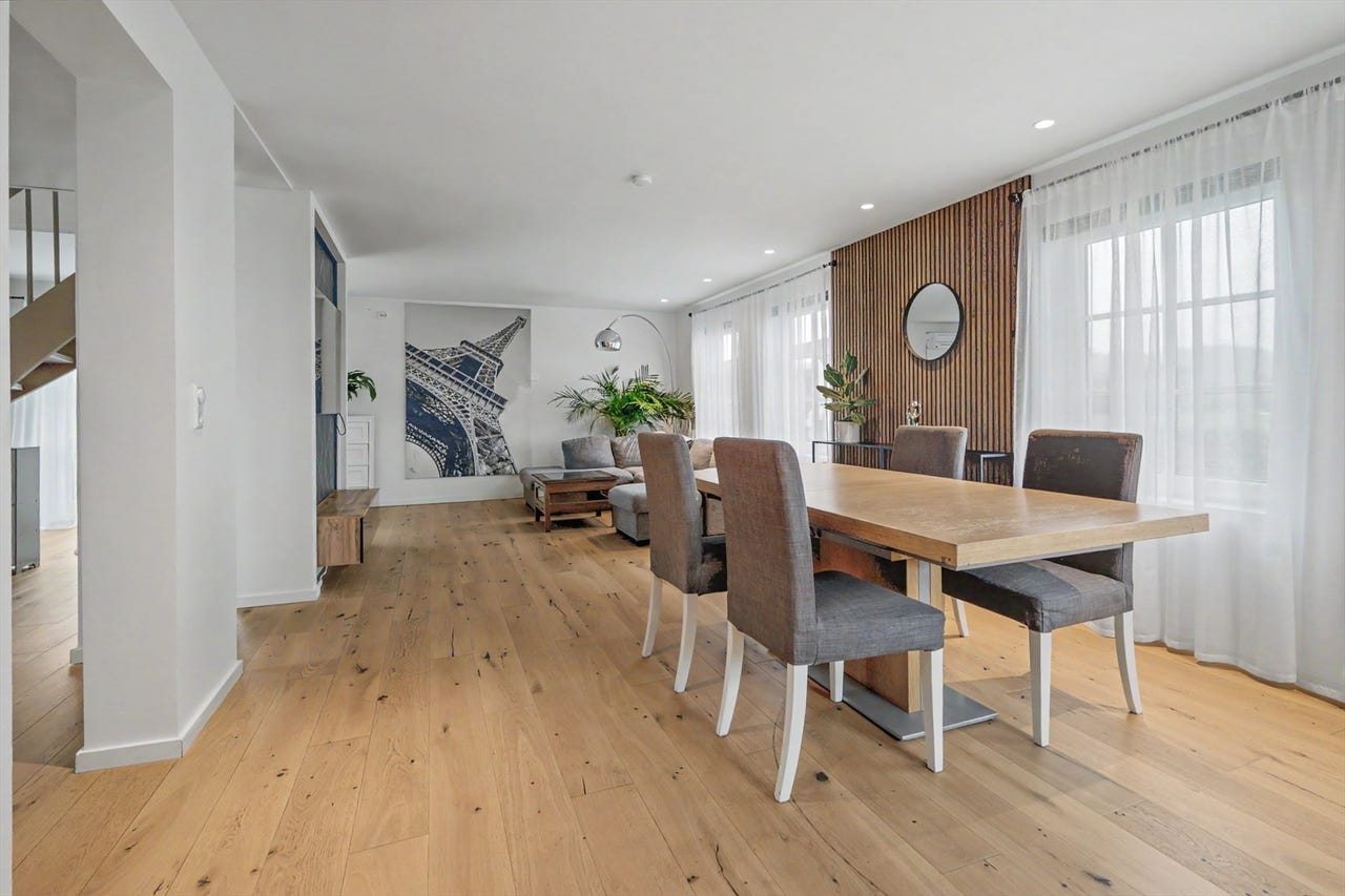 Moderne stue/kjøkkenløsning med slette listefrie vegger og tak