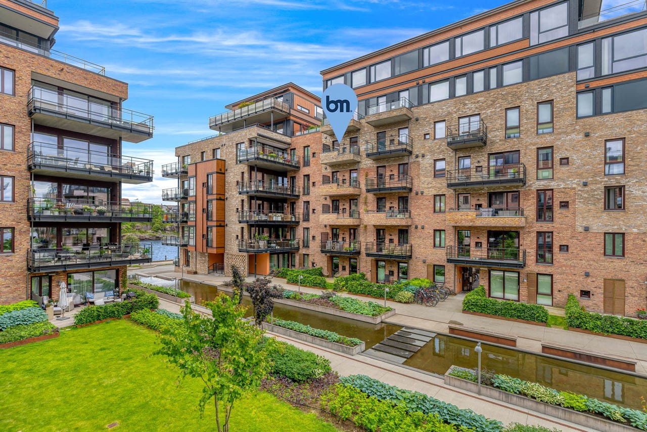 Moderne boligkompleks med grønne fellesområder