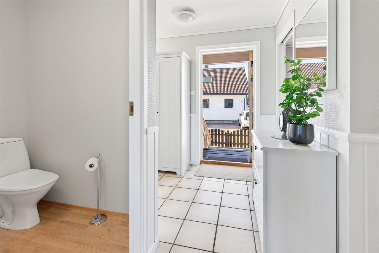 Gjestetoalett samt entré med garderobeskap