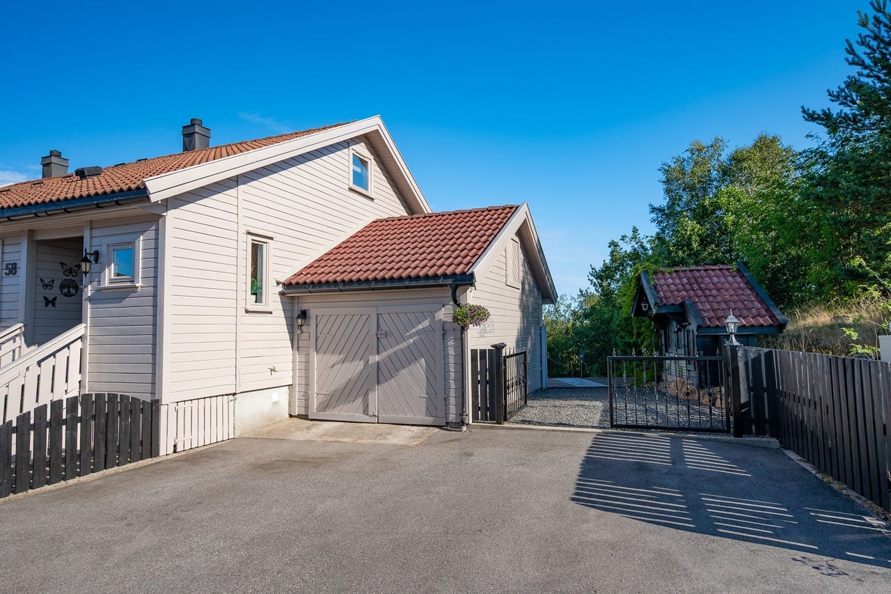 Garasjen på 18 kvm har automatisk åpner