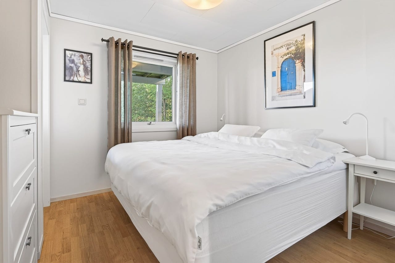 Hovedsoverom med utgang til terrasse og hage