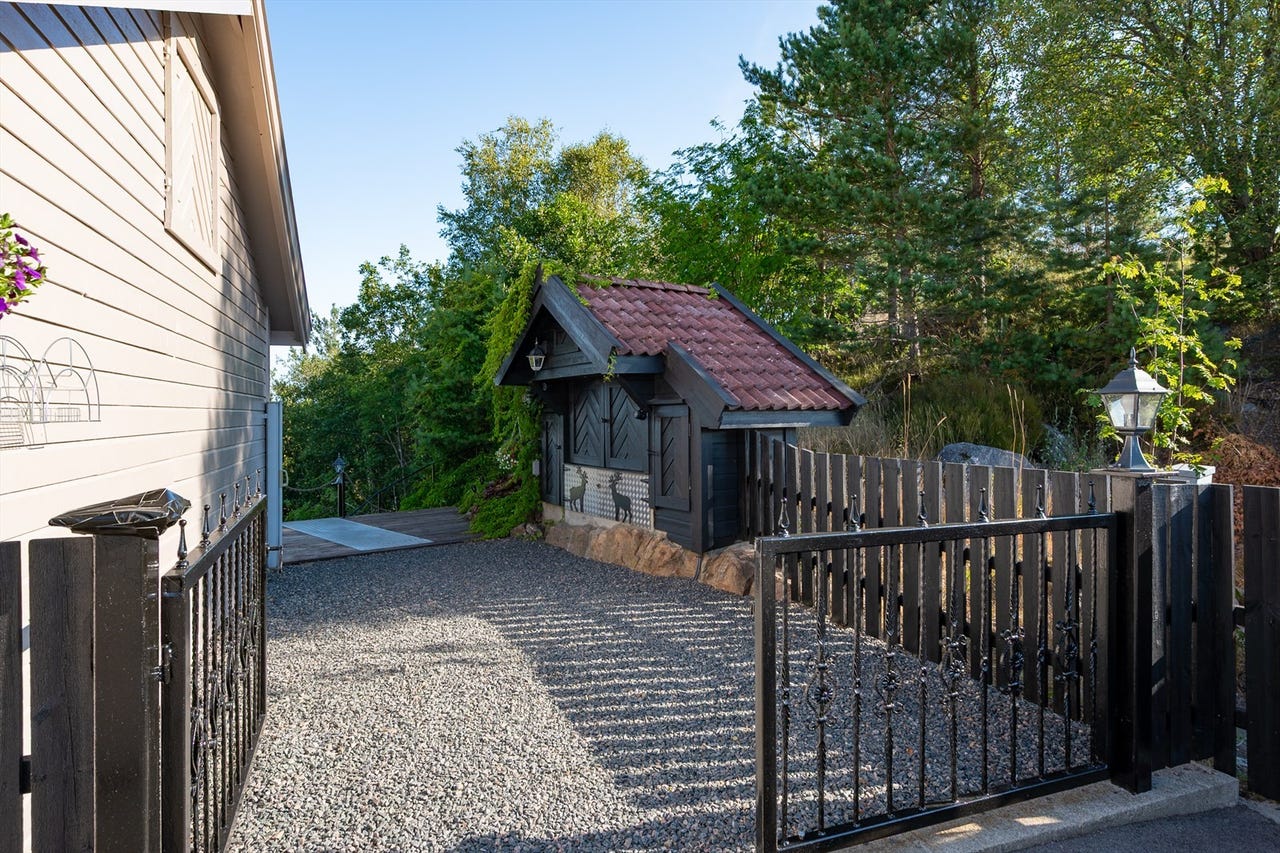 Smijernsport og frittliggende utebod