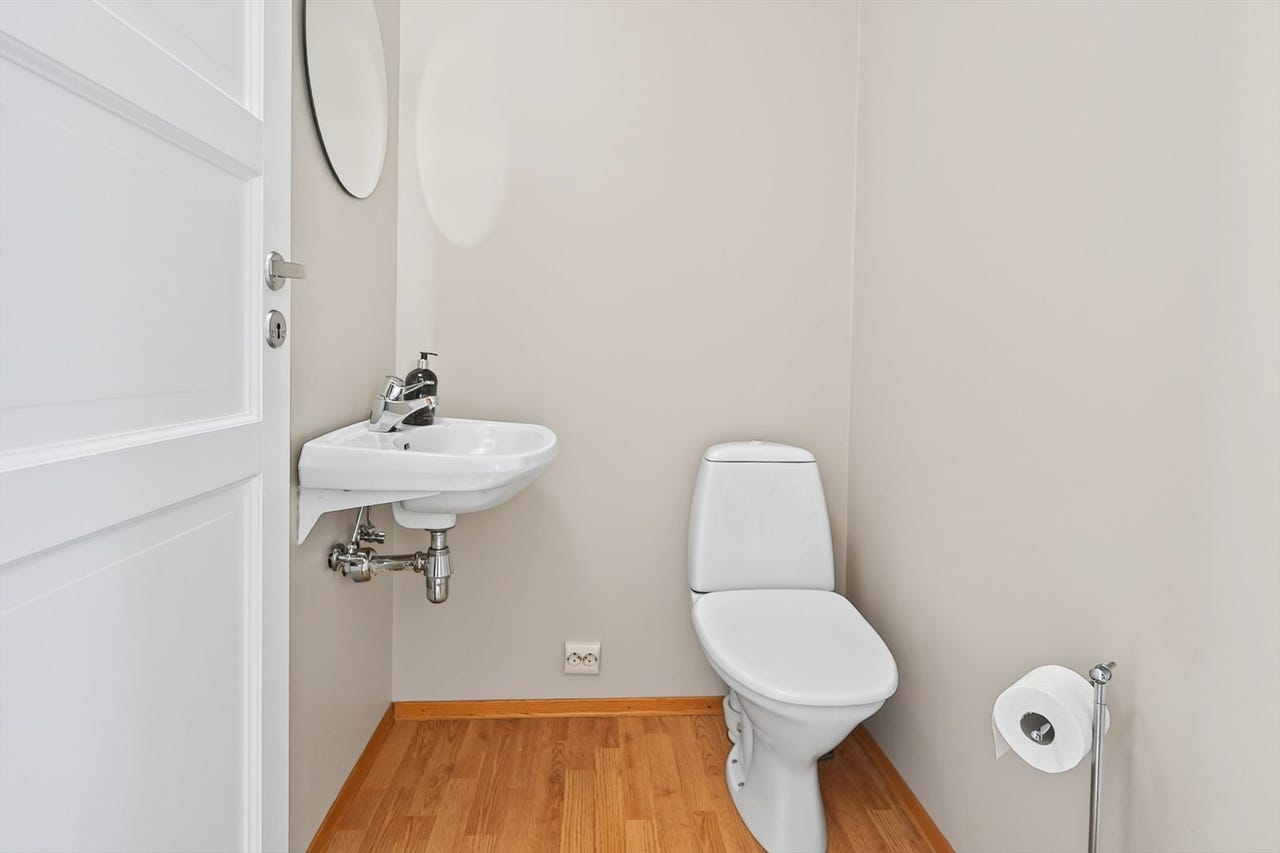 Toalettrom med wc, porselensvask og ventilasjon via boligens avtekksanlegg