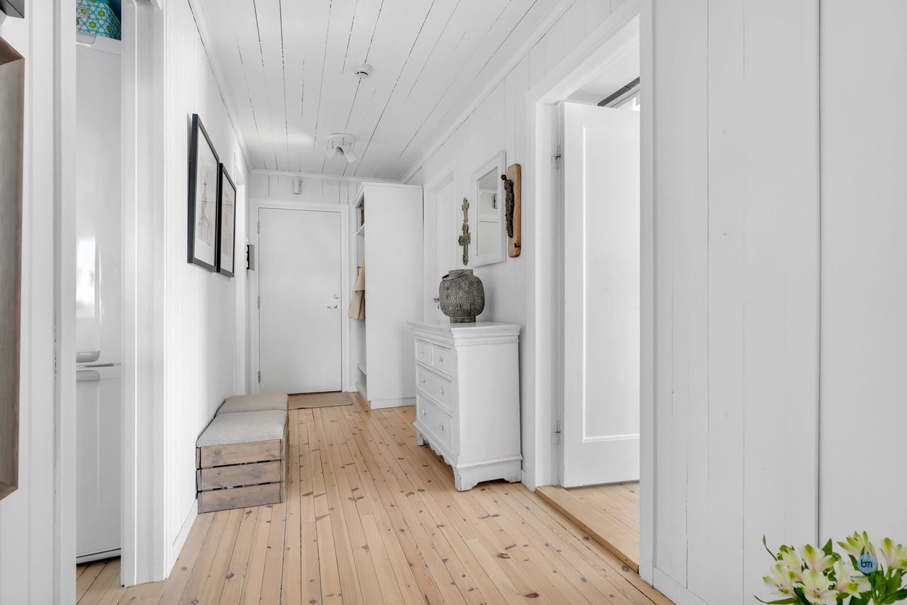 Entré med garderobeskap.