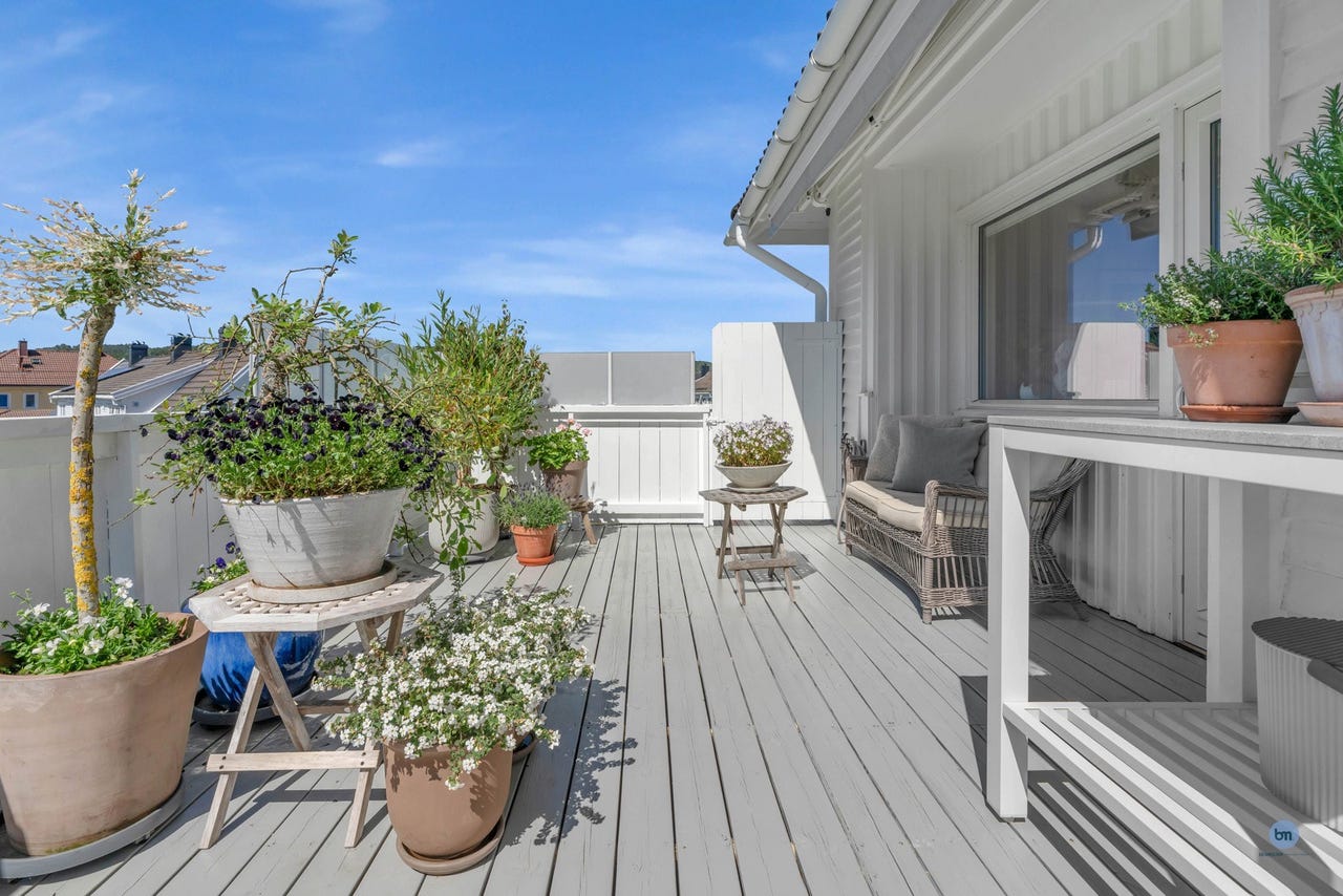 God plass til sittegrupper, grill, blomsterkrukker m.m.
