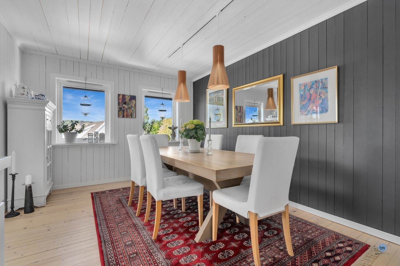 Spisestue med god plass til langbord.