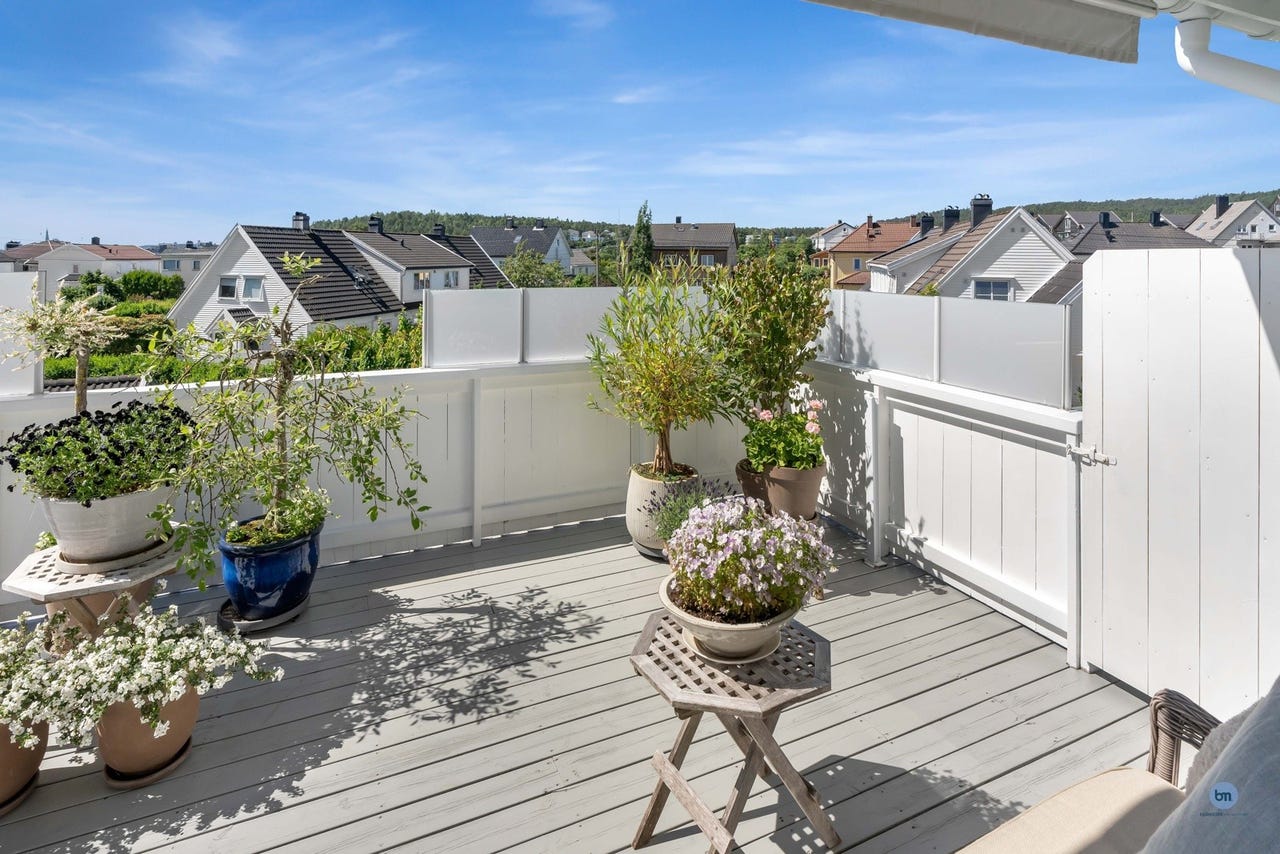 Stor og usjenert veranda med utsikt og ideelle solforhold.