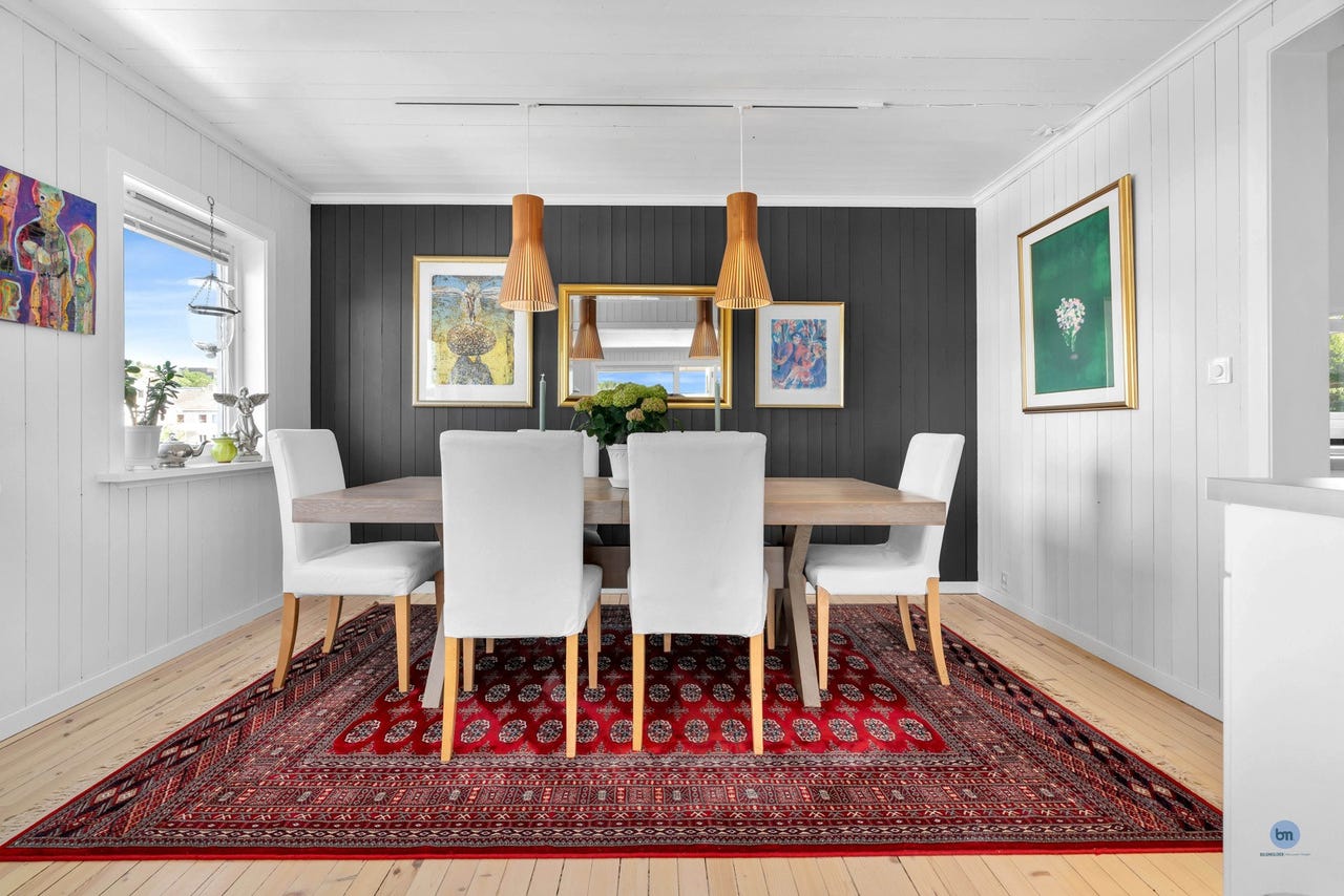 Spisestue med god plass til langbord.