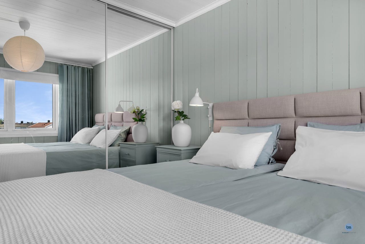 Hovedsoverom i 2.etg med skyvedørsgarderobe.