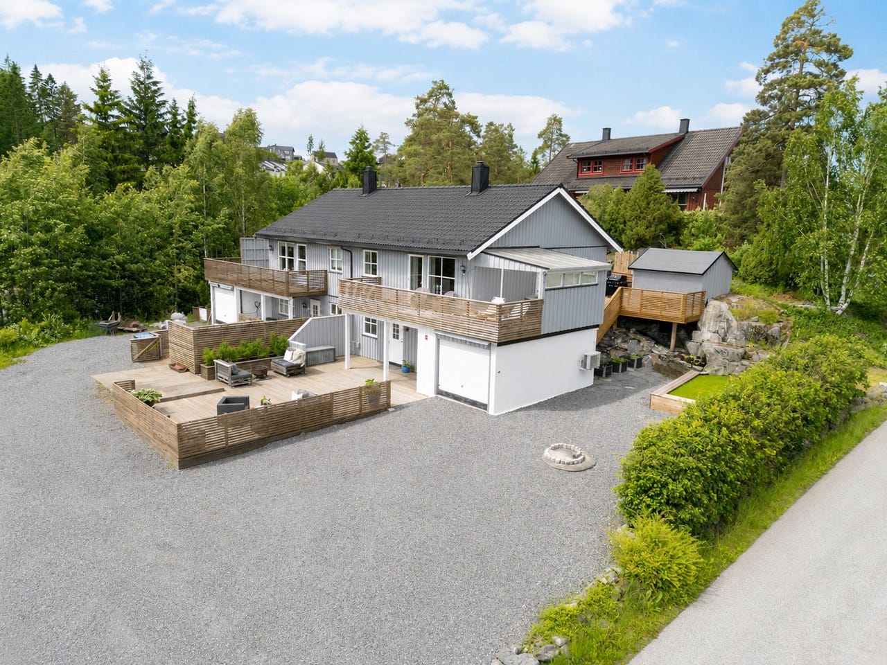 NY PRIS! Velholdt 1/2-part tomannsbolig over 2 plan |3 soverom |Garasje og elbillader | Solrike og lettstelte uteområder