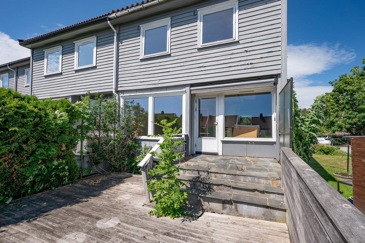 Sydøst-vendt terrasse utenfor stuen